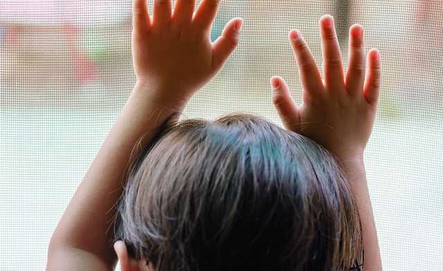 Под Одессой 4-летний ребенок выпал из окна: родители даже не явились в больницу