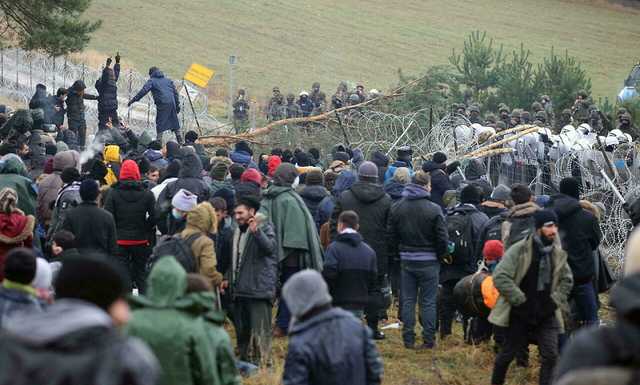 Мигранты не отступают от границы Беларуси с Польшей: всю ночь жгли костры