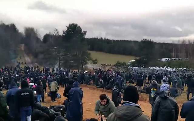 Мигранты пытаются прорвать границу с Польшей. Атакуют силовиков камнями