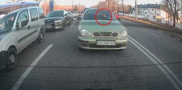 Управлял авто и брился: в Харькове сняли водителя, не теряющего время в пробках