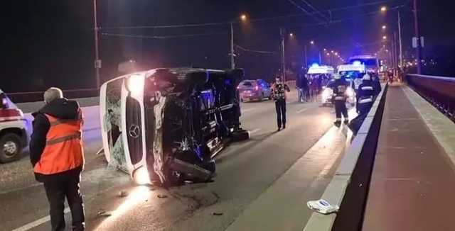 На Новом мосту города Днепр перевернулся микроавтобус с пассажирами