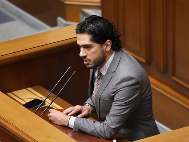 "Сміялася навіть суддя": Лерос розповів про хід справи за показаний середній палець Зеленському