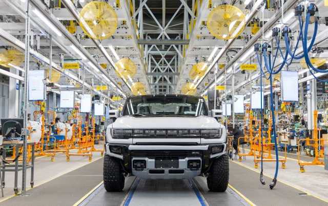 Президент США Джо Байден запустил производство электрических пикапов Hummer EV