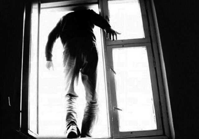 В Днепре подросток изрезал себя и выбросился со второго этажа