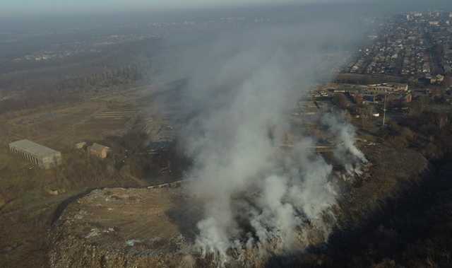 Масштабный пожар на свалке в Полтавской области тушат фекалиями