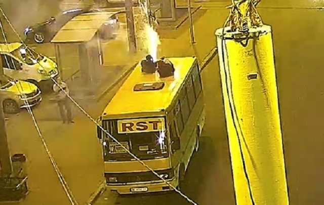 В Днепре подростки на глазах у водителя запустили салют с крыши маршрутки