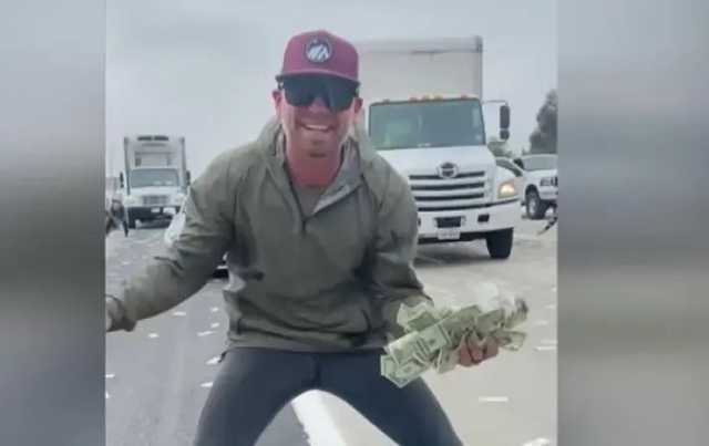 В США оживленную трассу засыпало долларами