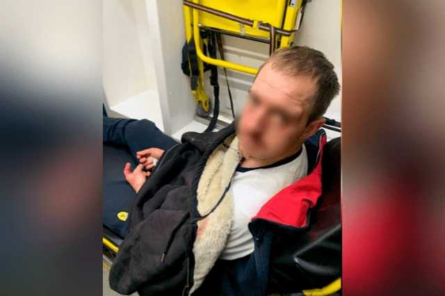 В Днепре затолкали в машину, избили и обокрали мужчину, который выгуливал собаку