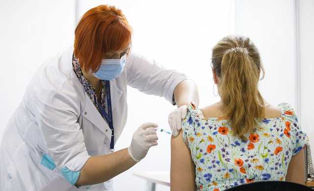 Количество вакцинированных от COVID за сутки в Украине упало дважды