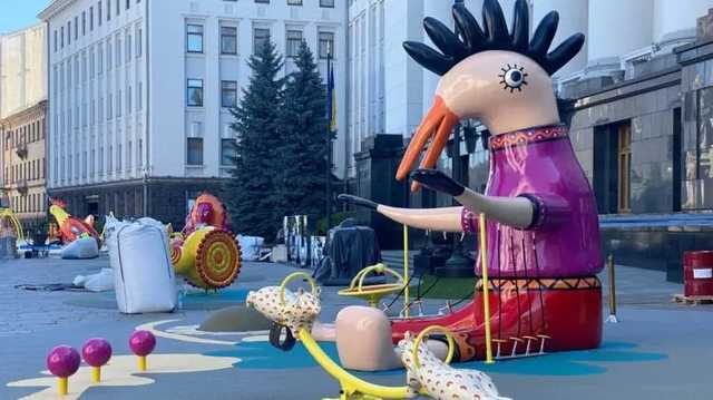 "Петух в косоворотке" возле Офиса президента в Киеве остался без головы