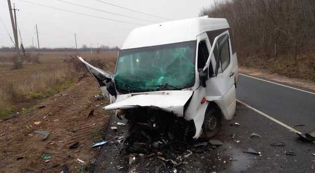 Легковушка на Закарпатье выехала на встречную полосу и столкнулась с микроавтобусом: трое погибших