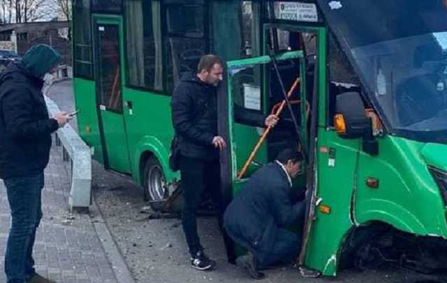На Софиевской Борщаговке маршрутка с пассажирами влетела в отбойник