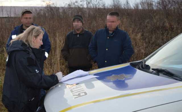Во Львовской области водитель повредил два служебных автомобиля во время погони за ним