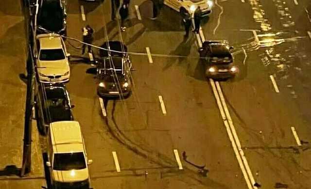 В Киеве произошла "пьяное" ДТП: обломки машин разбросало по дороге