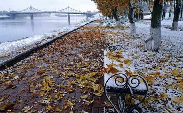 Киев покрывает первым снегом: коммунальщики уже отправились на обработку дорог