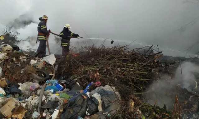 В Киевской области пожарные тушат огонь на мусорной свалке уже третий день