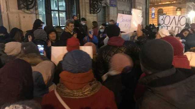 Сторонники "антивакса" Стахива окружили суд: называют сыном Божьим и мессией