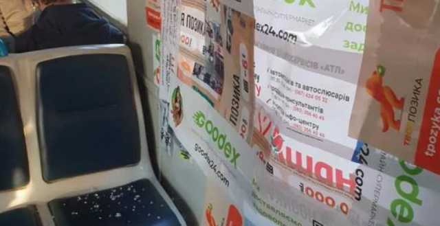 В киевской электричке "починили" разбитое окно рекламой