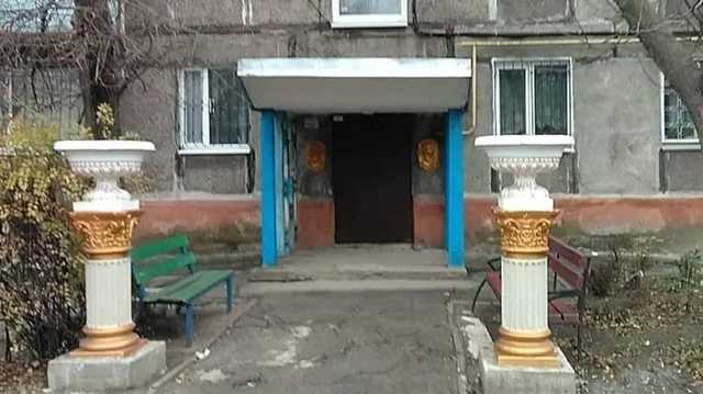 У входа в подъезд пятиэтажки в Мариуполе установили две колонны в античном стиле
