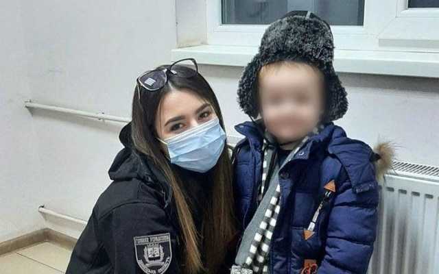 В Донецкой области мать оставила маленького ребенка на улице, а сама пьянствовала