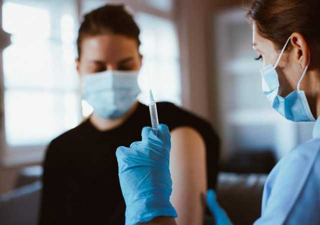 Комаровский: Почему после вакцинации может развиваться тромбоз или миокардит?