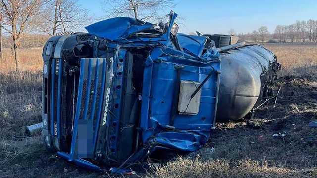 Под Харьковом перевернулся бензовоз: есть пострадавший