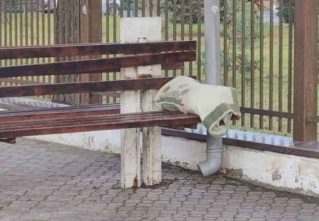 В Луцке взрывотехники приехали на остановку, чтобы разминировать забытое одеяло