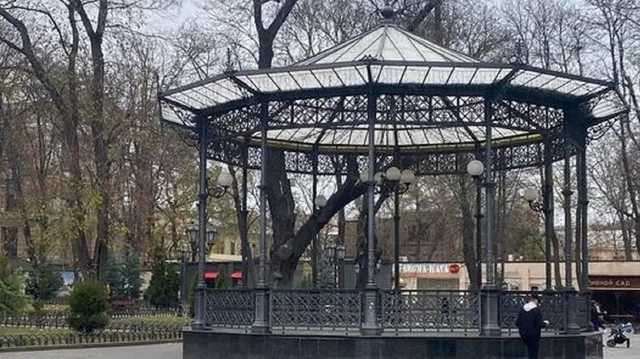 В Одессе демонтировали золотое коронавирусное влагалище