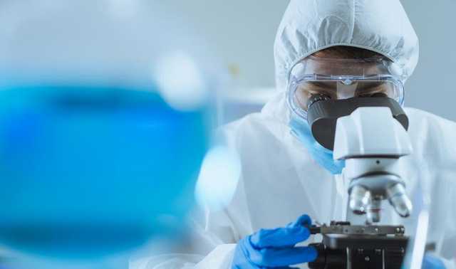 В США рассказали, когда появится вакцина от нового штамма коронавируса "Омикрон"