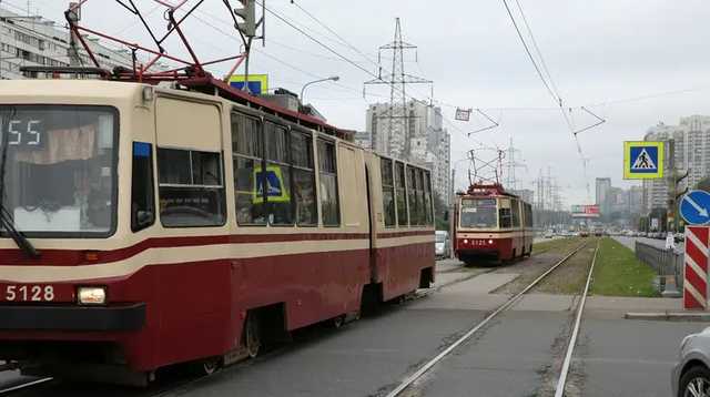 В окно одесского трамвая бросили банку от Nutella: пострадал пассажир