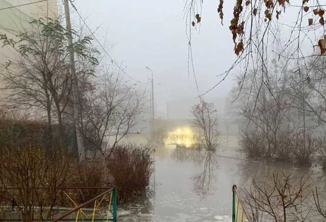 В Киеве из-за прорыва трубы затопило несколько улиц, проезд был затруднен