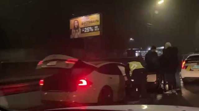 В Киеве водитель Tesla устроил жуткое ДТП с тройным ударом