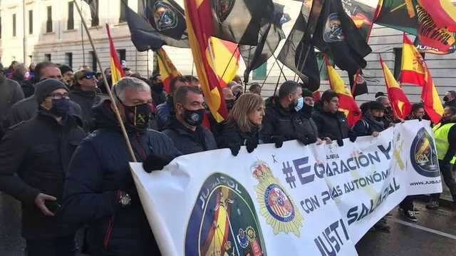 На выходных в Испании десятки тысяч полицейских вышли на акцию протеста