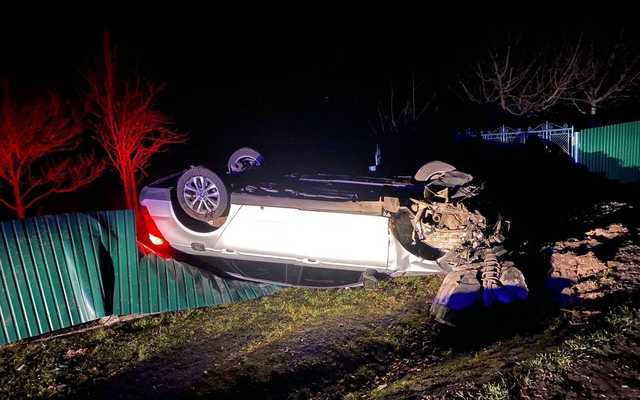На Львовщине авто вылетело с дороги и перевернулось, пострадали три человека