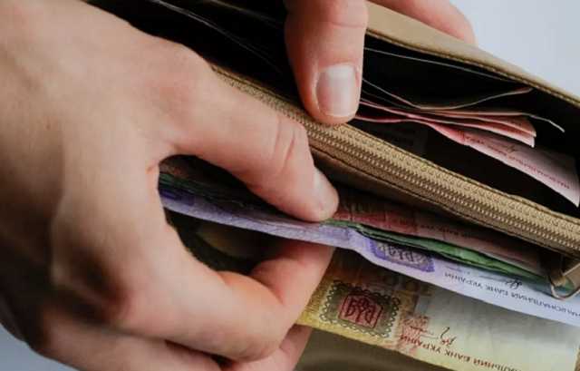 За месяц средняя зарплата в Украине упала почти на 200 гривен