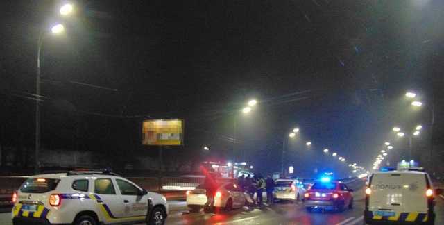 Працівник автомийки в Києві вирішив покататися на Tesla клієнта і розбив її