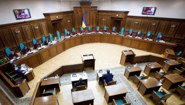 КСУ отсрочил приведение к присяге новых судей