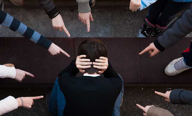 На Киевщине 7-классника на глазах у всех раздели догола