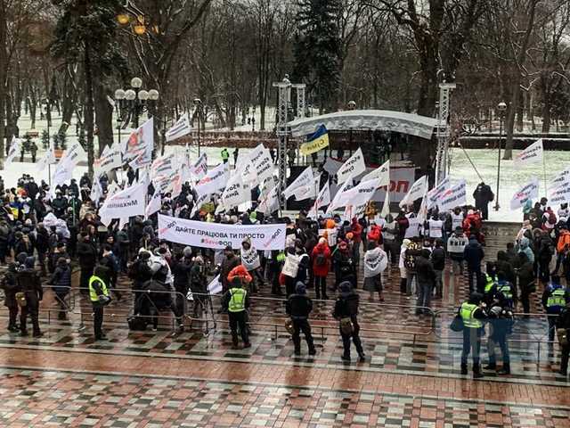 Під Радою почався мітинг SaveФОП