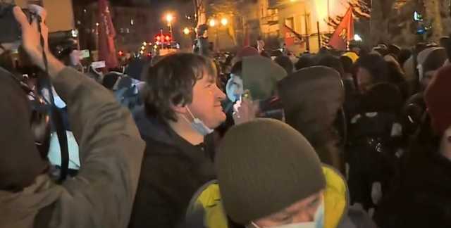 "На билет до Ростова": протестующие бросали монетки в Офис президента