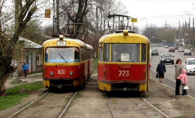 В Киеве "герой парковки" заблокировал движение трамваев