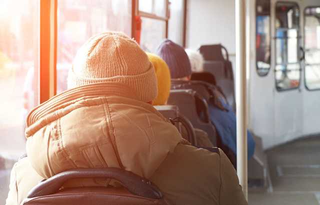 В Киеве пассажиры были вынуждены толкать маршрутку до остановки