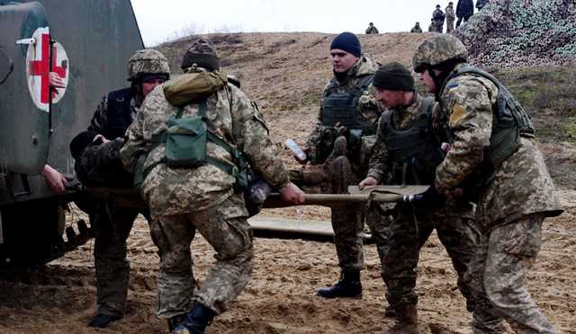 На Донбассе в результате обстрелов ранили украинского военного