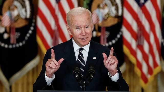 Без локдауна: Байден объявил план защиты американцев от "Омикрона" и "Дельты"