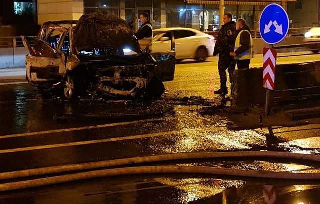 В Киеве Peugeot протаранил парапет и взорвался: пьяного водителя выбросило из авто