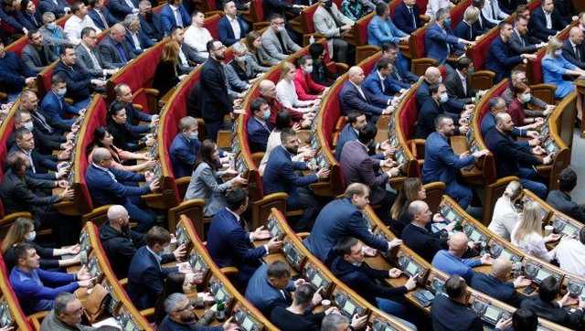 Нардепы жалуются на ухудшение уровня жизни: зарплаты не хватает