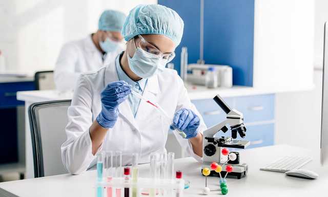 Медики назвали нетипичные симптомы нового штамма коронавируса "Омикрон"