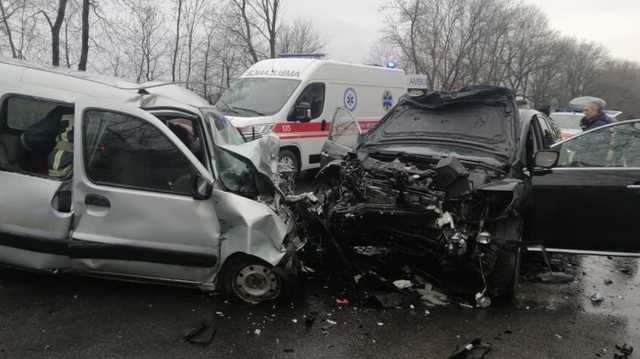 Смертельное ДТП в Ивано-Франковской области: водитель погиб, среди пострадавших есть дети