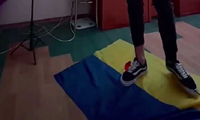 Ради хайпа: в Одессе тиктокер читал рэп и топтался по украинскому флагу