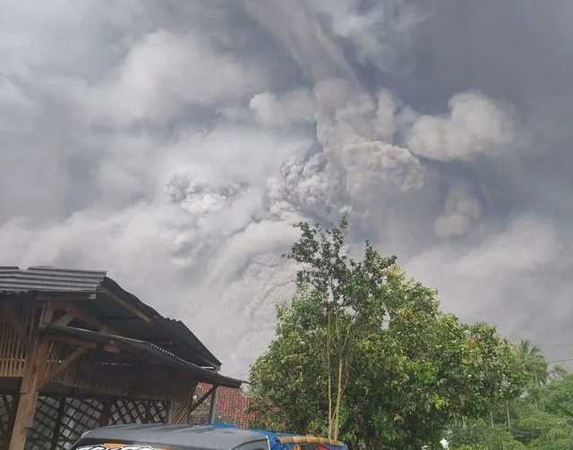 В Индонезии в результате извержения вулкана погибли 13 человек, десятки пострадавших